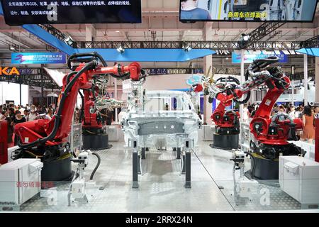 230818 -- PEKING, 18. August 2023 -- Schweißroboter sind auf der World Robot Conference 2023 in Peking abgebildet, die World Robot Conference 2023 findet vom 16. Bis 22. August in Peking statt. CHINA-PEKING-2023 WELTROBOTERKONFERENZ CN ZHANGXCHENLIN PUBLICATIONXNOTXINXCHN Stockfoto