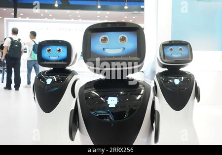 230818 -- PEKING, 18. August 2023 -- Service-Roboter sind auf der World Robot Conference 2023 in Peking, der Hauptstadt Chinas, am 17. August 2023 abgebildet. Die World Robot Conference 2023 findet vom 16. Bis 22. August in Peking statt. CHINA-PEKING-2023 WELTROBOTERKONFERENZ CN RENXCHAO PUBLICATIONXNOTXINXCHN Stockfoto