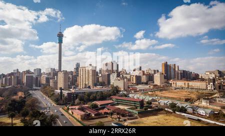 230818 -- JOHANNESBURG, 18. August 2023 -- dieses Foto vom 10. August 2023 zeigt die Aussicht auf Johannesburg, Südafrika. Südafrika, das diesen Monat den 15. BRICS-Gipfel abhalten wird, ist das südlichste Land Afrikas. Es ist das einzige Land der Welt mit drei Hauptstädten, mit Pretoria als Verwaltungshauptstadt, Kapstadt als Legislativhauptstadt und Bloemfontein als Justizhauptstadt. Weitere große Städte sind Johannesburg und Durban. Südafrika hat ein angenehmes Klima und berühmte Touristenziele wie Cape of Good Hope, Kruger National Park und der Tafelberg, der einen anzieht Stockfoto