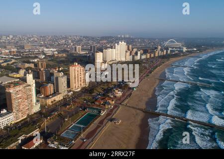 230818 -- DURBAN, 18. August 2023 -- dieses Luftbild vom 18. Oktober 2019 zeigt eine Stadtansicht von Durban, Südafrika. Südafrika, das diesen Monat den 15. BRICS-Gipfel abhalten wird, ist das südlichste Land Afrikas. Es ist das einzige Land der Welt mit drei Hauptstädten, mit Pretoria als Verwaltungshauptstadt, Kapstadt als Legislativhauptstadt und Bloemfontein als Justizhauptstadt. Weitere große Städte sind Johannesburg und Durban. Südafrika hat ein angenehmes Klima und berühmte Touristenziele wie Cape of Good Hope, Kruger National Park und der Tafelberg, die eine Pelle anziehen Stockfoto