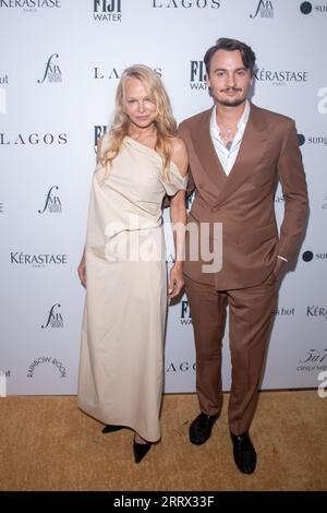 New York, Usa. September 2023. Pamela Anderson und Brandon Thomas Lee nahmen an den Daily Front Row Fashion Media Awards 2023 im Rainbow Room in New York City Teil. Quelle: SOPA Images Limited/Alamy Live News Stockfoto