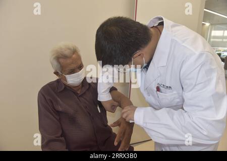 230818 -- PHNOM PENH, 18. August 2023 -- Ein Arzt eines chinesischen medizinischen Teams bietet medizinische Dienstleistungen für einen Patienten in der chinesischen Klinik des Kambodscha-China Friendship Preah Kossamak Hospital in Phnom Penh, Kambodscha, 18. August 2023. Das achtköpfige Team des chinesischen Guang Anmen Hospital kam im Juli 2023 für eine einjährige medizinische Mission nach Phnom Penh. Sie sind die zweite Gruppe chinesischer TCM-Experten, die in die südostasiatische Nation entsandt werden. Diese Experten kamen aus acht medizinischen Abteilungen für Notfälle, geriatrische Erkrankungen, präventive Gesundheitsversorgung, allgemeine Erkrankungen, Orthopädie, Infektionskontrolle Stockfoto