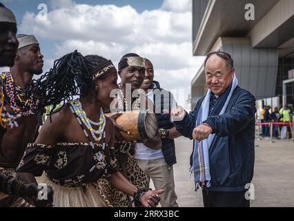 230818 -- NAIROBI, 18. Aug. 2023 -- Mo Yan 1st R interagiert mit Performern an der Nairobi Station der Mombasa-Nairobi Standard Gauge Railway in Nairobi, Kenia, 13. Aug. 2023. ZU DIESEM Thema: Nobelpreisträger ermutigt mehr Chinesen, nach Afrika zu gehen KENIA-NAIROBI-NOBELPREISTRÄGER-MO YAN CN WangxGuansen PUBLICATIONxNOTxINxCHN Stockfoto