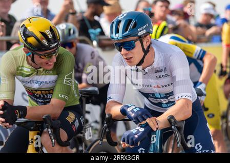 Olav Kooij von Jumbo Visma im Gespräch mit Casper van Uden vom Team DSM beim Tour of Britain-Radrennen Stage 6 in Southend auf Sea, Essex, UK Stockfoto