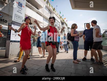 230819 -- TEL AVIV, 19. August 2023 -- Straßenkünstler feiern am Eingang der Stadtbahnhaltestelle Allenby in Tel Aviv, Israel am 18. August 2023. Rund 100.000 Menschen aus ganz Israel genossen am Freitag eine kostenlose Fahrt mit der Stadtbahn auf der Roten Linie von Tel Aviv, um den ersten Tag der Inbetriebnahme der Strecke zu markieren, die gemeinsam von chinesischen und israelischen Unternehmen gebaut und betrieben wurde. ISRAEL-TEL AVIV-LIGHT RAIL LINE CHENXJUNQING PUBLICATIONXNOTXINXCHN Stockfoto