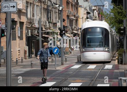 230819 -- TEL AVIV, 19. August 2023 -- am 18. August 2023 fährt Ein Zug der roten Stadtbahn in Tel Aviv, Israel, zum Bloomfield Stadium Station. Rund 100.000 Menschen aus ganz Israel genossen am Freitag eine kostenlose Fahrt mit der Stadtbahn auf der Roten Linie von Tel Aviv, um den ersten Tag der Inbetriebnahme der Strecke zu markieren, die gemeinsam von chinesischen und israelischen Unternehmen gebaut und betrieben wurde. ISRAEL-TEL AVIV-LIGHT RAIL LINE CHENXJUNQING PUBLICATIONXNOTXINXCHN Stockfoto