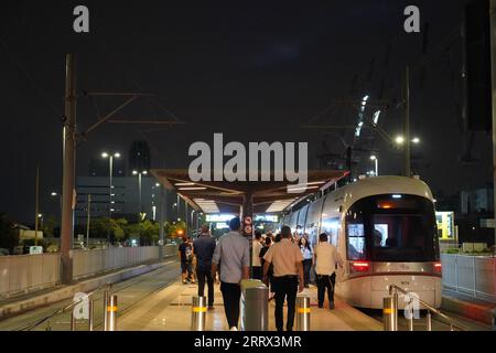 230819 -- TEL AVIV, 19. August 2023 -- der erste Zug der roten Stadtbahn fährt am 18. August 2023 in bat Yam, Israel, zum Bahnhof HaKomemiyut. Rund 100.000 Menschen aus ganz Israel genossen am Freitag eine kostenlose Fahrt mit der Stadtbahn auf der Roten Linie von Tel Aviv, um den ersten Tag der Inbetriebnahme der Strecke zu markieren, die gemeinsam von chinesischen und israelischen Unternehmen gebaut und betrieben wurde. ISRAEL-TEL AVIV-LIGHT RAIL LINE CHENXJUNQING PUBLICATIONXNOTXINXCHN Stockfoto