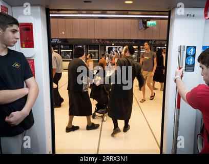 230819 -- TEL AVIV, 19. August 2023 -- Passagiere werden am 18. August 2023 an Bord eines Zuges der Stadtbahn Red Line in Tel Aviv, Israel gesehen. Rund 100.000 Menschen aus ganz Israel genossen am Freitag eine kostenlose Fahrt mit der Stadtbahn auf der Roten Linie von Tel Aviv, um den ersten Tag der Inbetriebnahme der Strecke zu markieren, die gemeinsam von chinesischen und israelischen Unternehmen gebaut und betrieben wurde. ISRAEL-TEL AVIV-LIGHT RAIL LINE CHENXJUNQING PUBLICATIONXNOTXINXCHN Stockfoto