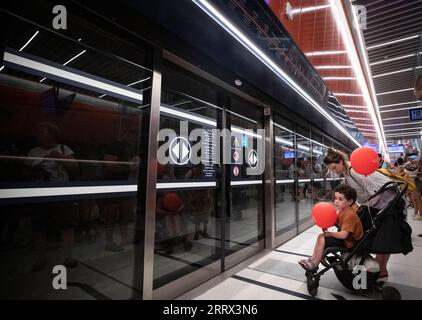 230819 -- TEL AVIV, 19. Aug. 2023 -- Passagiere warten am 18. Aug. 2023 auf einen Zug auf dem Bahnsteig an der Stadtbahnhaltestelle Allenby in Tel Aviv, Israel. Rund 100.000 Menschen aus ganz Israel genossen am Freitag eine kostenlose Fahrt mit der Stadtbahn auf der Roten Linie von Tel Aviv, um den ersten Tag der Inbetriebnahme der Strecke zu markieren, die gemeinsam von chinesischen und israelischen Unternehmen gebaut und betrieben wurde. ISRAEL-TEL AVIV-LIGHT RAIL LINE CHENXJUNQING PUBLICATIONXNOTXINXCHN Stockfoto