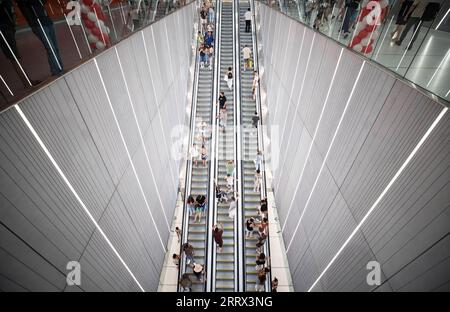 230819 -- TEL AVIV, 19. August 2023 -- Passagiere nehmen am 18. August 2023 Rolltreppen am Stadtbahnhof Allenby in Tel Aviv, Israel. Rund 100.000 Menschen aus ganz Israel genossen am Freitag eine kostenlose Fahrt mit der Stadtbahn auf der Roten Linie von Tel Aviv, um den ersten Tag der Inbetriebnahme der Strecke zu markieren, die gemeinsam von chinesischen und israelischen Unternehmen gebaut und betrieben wurde. ISRAEL-TEL AVIV-LIGHT RAIL LINE CHENXJUNQING PUBLICATIONXNOTXINXCHN Stockfoto