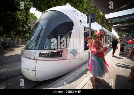 230819 -- TEL AVIV, 19. August 2023 -- Ein Straßenkünstler feiert am 18. August 2023 am Stadtbahnhof Bloomfield Stadium in Tel Aviv, Israel. Rund 100.000 Menschen aus ganz Israel genossen am Freitag eine kostenlose Fahrt mit der Stadtbahn auf der Roten Linie von Tel Aviv, um den ersten Tag der Inbetriebnahme der Strecke zu markieren, die gemeinsam von chinesischen und israelischen Unternehmen gebaut und betrieben wurde. ISRAEL-TEL AVIV-LIGHT RAIL LINE CHENXJUNQING PUBLICATIONXNOTXINXCHN Stockfoto