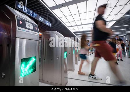 230819 -- TEL AVIV, 19. August 2023 -- Passagiere betreten am 18. August 2023 den Stadtbahnhof Allenby in Tel Aviv, Israel. Rund 100.000 Menschen aus ganz Israel genossen am Freitag eine kostenlose Fahrt mit der Stadtbahn auf der Roten Linie von Tel Aviv, um den ersten Tag der Inbetriebnahme der Strecke zu markieren, die gemeinsam von chinesischen und israelischen Unternehmen gebaut und betrieben wurde. ISRAEL-TEL AVIV-LIGHT RAIL LINE CHENXJUNQING PUBLICATIONXNOTXINXCHN Stockfoto