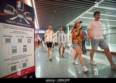 230819 -- TEL AVIV, 19. Aug. 2023 -- am 18. Aug. 2023 laufen Menschen an der Stadtbahnhaltestelle Allenby in Tel Aviv, Israel. Rund 100.000 Menschen aus ganz Israel genossen am Freitag eine kostenlose Fahrt mit der Stadtbahn auf der Roten Linie von Tel Aviv, um den ersten Tag der Inbetriebnahme der Strecke zu markieren, die gemeinsam von chinesischen und israelischen Unternehmen gebaut und betrieben wurde. ISRAEL-TEL AVIV-LIGHT RAIL LINE CHENXJUNQING PUBLICATIONXNOTXINXCHN Stockfoto