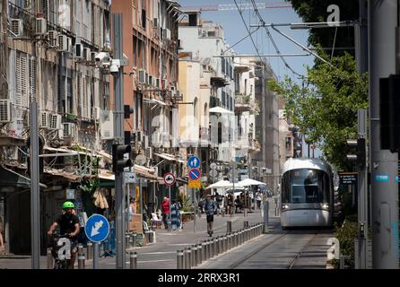 230819 -- TEL AVIV, 19. August 2023 -- am 18. August 2023 fährt Ein Zug der roten Stadtbahn in Tel Aviv, Israel, zum Bloomfield Stadium Station. Rund 100.000 Menschen aus ganz Israel genossen am Freitag eine kostenlose Fahrt mit der Stadtbahn auf der Roten Linie von Tel Aviv, um den ersten Tag der Inbetriebnahme der Strecke zu markieren, die gemeinsam von chinesischen und israelischen Unternehmen gebaut und betrieben wurde. ISRAEL-TEL AVIV-LIGHT RAIL LINE CHENXJUNQING PUBLICATIONXNOTXINXCHN Stockfoto