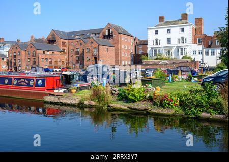 Schmalboote legten vor den alten und neuen Häusern an, die das Kanalbecken in Stourport upon Severn in Worcestershire umgeben. Stockfoto