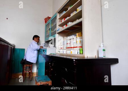 230819 -- NANCHANG, 19. August 2023 -- Xiao Jiulin arbeitet in der Apotheke seiner Klinik im Dorf Yangang im Yudu County, ostchinesische Provinz Jiangxi, 15. August 2023. ZUM MITNEHMEN: Körperbehinderter Arzt bietet Grundversorgung für Hunderte CHINA-JIANGXI-KÖRPERBEHINDERTER ARZT CN HuxChenhuan PUBLICATIONxNOTxINxCHN Stockfoto