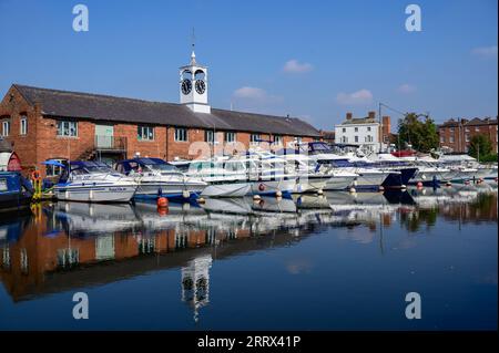 Eine Reihe von GFK-Fluss- und Kanalkreuzern legte im Kanalbecken in Stourport upon Severn vor dem Stourport Yacht Club-Gebäude an. Stockfoto