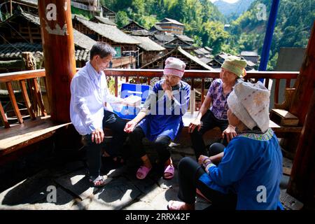 230819 -- QIANDONGNAN, 19. August 2023 -- Wu Changxi misst den Blutdruck eines Dorfbewohners während eines Hausbesuchs im Dorf Dingnong im Kreis Rongjiang, Qiandongnan Miao und der autonomen Präfektur Dong, Provinz Guizhou im Südwesten Chinas, 16. August 2023. Wu Changxi, sein Sohn Wu Tao und seine Schwiegertochter Xiang Changhui sind allesamt Landärzte, die in drei Dörfern arbeiten und sich um die Gesundheit von mehr als 820 Haushalten und 3.660 Menschen kümmern. CHINA-GUIZHOU-RURAL DOCTORS-FAMILY CN LIUXXU PUBLICATIONXNOTXINXCHN Stockfoto