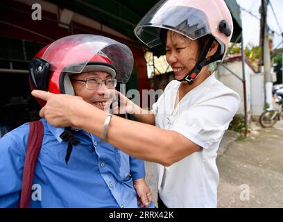 230819 -- NANCHANG, 19. August 2023 -- Xiao Jiulin und seine Frau Huang Shuzhen bereiten sich auf Hausbesuche im Dorf Yangang im Kreis Yudu in der ostchinesischen Provinz Jiangxi vor, 15. August 2023. ZUM MITNEHMEN: Körperbehinderter Arzt bietet Grundversorgung für Hunderte CHINA-JIANGXI-KÖRPERBEHINDERTER ARZT CN HuxChenhuan PUBLICATIONxNOTxINxCHN Stockfoto