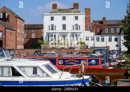 Schmalboote legten vor den alten und neuen Häusern an, die das Kanalbecken in Stourport upon Severn in Worcestershire umgeben. Stockfoto