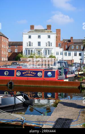 Schmalboote legten vor den alten und neuen Häusern an, die das Kanalbecken in Stourport upon Severn in Worcestershire umgeben. Stockfoto