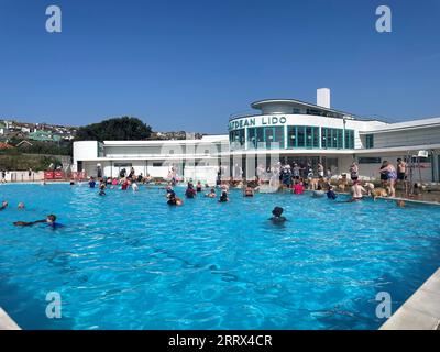 Ein allgemeiner Blick auf die Menschen, die das Hundeschwimmen im Saltdean Lido in Brighton genießen. Bilddatum: Samstag, 9. September 2023. Stockfoto