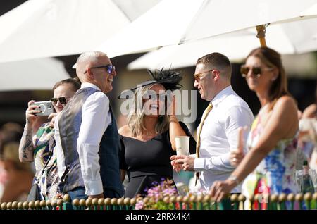 Racegoers auf der Haydock Park Racecourse, Merseyside. Bilddatum: Samstag, 9. September 2023. Stockfoto