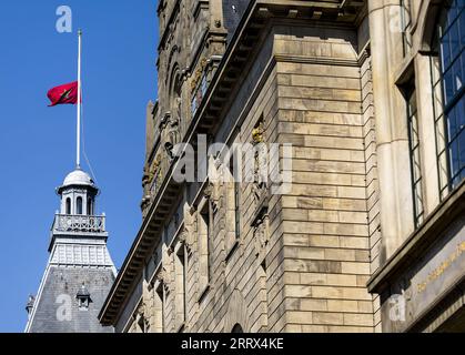 Rotterdam, Niederlande. September 2023. ROTTERDAM - die Flagge hängt am Halb-Mast des Rotterdamer Rathauses. In mehreren Städten fliegen nach dem tödlichen Erdbeben in Marokko Flaggen auf halbem Mast. ANP REMKO DE WAAL netherlands Out - belgium Out Credit: ANP/Alamy Live News Stockfoto