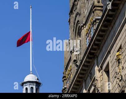 Rotterdam, Niederlande. September 2023. ROTTERDAM - die Flagge hängt am Halb-Mast des Rotterdamer Rathauses. In mehreren Städten fliegen nach dem tödlichen Erdbeben in Marokko Flaggen auf halbem Mast. ANP REMKO DE WAAL netherlands Out - belgium Out Credit: ANP/Alamy Live News Stockfoto