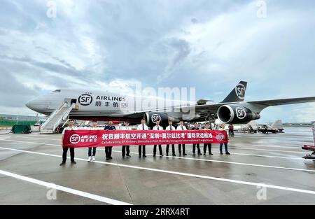 230820 -- SHENZHEN, 20. August 2023 -- dieses Foto, das am 20. August 2023 aufgenommen wurde, zeigt eine Szene der Startzeremonie der Shenzhen-Port Moresby-Frachtroute am Shenzhen Baoan International Airport in Shenzhen, Provinz Guangdong in Südchina. MIT Launches China-Papua-Neuguinea Frachtroute / Handout über Xinhua CHINA--PAPUA NEW GUINEA-FRACHTROUTE CN SFxAirlines PUBLICATIONxNOTxINxCHN Stockfoto