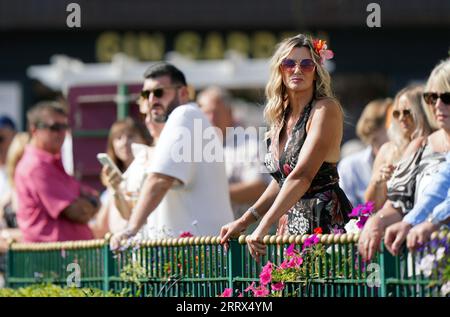 Racegoers auf der Haydock Park Racecourse, Merseyside. Bilddatum: Samstag, 9. September 2023. Stockfoto