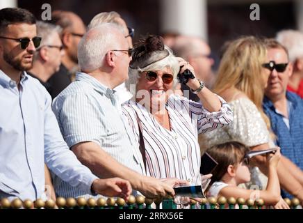 Racegoers auf der Haydock Park Racecourse, Merseyside. Bilddatum: Samstag, 9. September 2023. Stockfoto