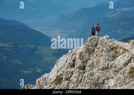 SANTNER PASS, ITALIEN - 3. SEPTEMBER 2023: Porträt zweier Wanderer auf dem Gipfel des Santner Pass, italienische Dolomiten Stockfoto