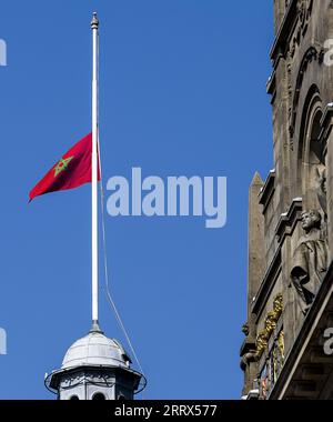 Rotterdam, Niederlande. September 2023. ROTTERDAM - die Flagge hängt am Halb-Mast des Rotterdamer Rathauses. In mehreren Städten fliegen nach dem tödlichen Erdbeben in Marokko Flaggen auf halbem Mast. ANP REMKO DE WAAL netherlands Out - belgium Out Credit: ANP/Alamy Live News Stockfoto