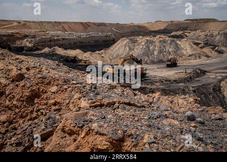 230818 -- MPUMALANGA, 18. August 2023 -- Bergbaufahrzeuge werden in einer Kohlengrube in der Provinz Mpumalanga, Südafrika, am 16. März 2023 gesehen. Südafrika, das diesen Monat den 15. BRICS-Gipfel abhalten wird, ist das südlichste Land Afrikas. Es ist das einzige Land der Welt mit drei Hauptstädten, mit Pretoria als Verwaltungshauptstadt, Kapstadt als Legislativhauptstadt und Bloemfontein als Justizhauptstadt. Weitere große Städte sind Johannesburg und Durban. Südafrika hat ein angenehmes Klima und berühmte Touristenziele wie Cape of Good Hope, Kruger National Park und der Tafelberg, AT Stockfoto