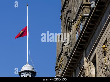 Rotterdam, Niederlande. September 2023. ROTTERDAM - die Flagge hängt am Halb-Mast des Rotterdamer Rathauses. In mehreren Städten fliegen nach dem tödlichen Erdbeben in Marokko Flaggen auf halbem Mast. ANP REMKO DE WAAL netherlands Out - belgium Out Credit: ANP/Alamy Live News Stockfoto