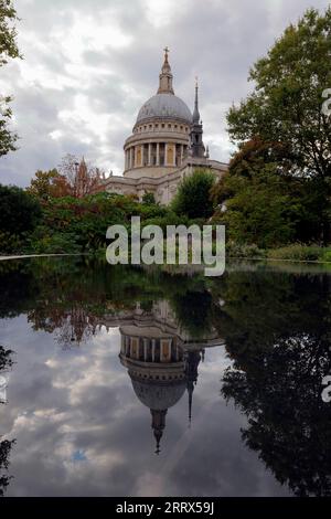 St Paul's Cathedral und seine Reflexion im Reflexionspool im 1 New Change London Stockfoto