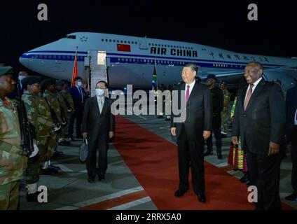 230822 -- JOHANNESBURG, 22. August 2023 -- der chinesische Präsident Xi Jinping wird von dem südafrikanischen Präsidenten Cyril Ramaphosa bei seiner Ankunft am OR Tambo International Airport in Johannesburg, Südafrika, am 21. August 2023 herzlich begrüßt. XI kam am Montag in Johannesburg an, um an dem 15. BRICS-Gipfel teilzunehmen, der hier stattfindet, und um Südafrika einen Staatsbesuch abzustatten. SÜDAFRIKA-JOHANNESBURG-XI JINPING-BRICS-GIPFEL-STAATSBESUCH-ANKUNFT LIXXUEREN PUBLICATIONXNOTXINXCHN Stockfoto