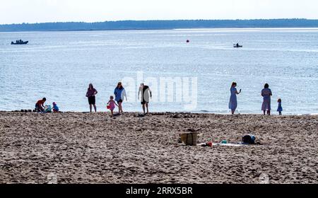 Dundee, Tayside, Schottland, Vereinigtes Königreich. September 2023. Wetter in Großbritannien: Mit Höhen von 25 °C erlebt Nordostschottland Küstensteilheit und starken Sonnenschein im indischen Sommer. Die Wärme des Septembers zieht Einheimische und Besucher an den Broughty Ferry Beach von Dundee, um die morgendliche Hitzewelle zu genießen. Quelle: Dundee Photographics/Alamy Live News Stockfoto