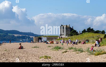 Dundee, Tayside, Schottland, Vereinigtes Königreich. September 2023. Wetter in Großbritannien: Mit Höhen von 25 °C erlebt Nordostschottland Küstensteilheit und starken Sonnenschein im indischen Sommer. Die Wärme des Septembers zieht Einheimische und Besucher an den Broughty Ferry Beach von Dundee, um die morgendliche Hitzewelle zu genießen. Quelle: Dundee Photographics/Alamy Live News Stockfoto