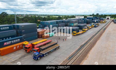 230822 -- PEKING , 22. August 2023 -- dieses Luftbild vom 9. August 2022 zeigt Lkw für den grenzüberschreitenden Güterverkehr am Bahnhof Vientiane Süd der China-Laos-Eisenbahn in Laos. UM MIT China Fokus ZU GEHEN: Eine Straße des Wohlstands -- China-Laos Eisenbahn fördert gemeinsame Entwicklung Foto von /Xinhua CHINA-LAOS-CHINA-LAOS EISENBAHN-ENTWICKLUNG CN KaikeoxSaiyasane PUBLICATIONxNOTxINxCHN Stockfoto