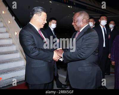 230822 -- JOHANNESBURG, 22. August 2023 -- der chinesische Präsident Xi Jinping wird von dem südafrikanischen Präsidenten Cyril Ramaphosa bei seiner Ankunft am OR Tambo International Airport in Johannesburg, Südafrika, am 21. August 2023 herzlich begrüßt. XI kam am Montag in Johannesburg an, um an dem 15. BRICS-Gipfel teilzunehmen, der hier stattfindet, und um Südafrika einen Staatsbesuch abzustatten. SÜDAFRIKA-JOHANNESBURG-XI JINPING-BRICS-GIPFEL-STAATSBESUCH-ANKUNFT HUANGXJINGWEN PUBLICATIONXNOTXINXCHN Stockfoto