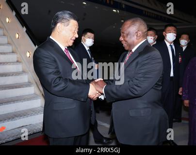 230822 -- JOHANNESBURG, 22. August 2023 -- der chinesische Präsident Xi Jinping wird von dem südafrikanischen Präsidenten Cyril Ramaphosa bei seiner Ankunft am OR Tambo International Airport in Johannesburg, Südafrika, am 21. August 2023 herzlich begrüßt. XI kam am Montag in Johannesburg an, um an dem 15. BRICS-Gipfel teilzunehmen, der hier stattfindet, und um Südafrika einen Staatsbesuch abzustatten. SÜDAFRIKA-JOHANNESBURG-XI JINPING-BRICS-GIPFEL-STAATSBESUCH-ANKUNFT HUANGXJINGWEN PUBLICATIONXNOTXINXCHN Stockfoto