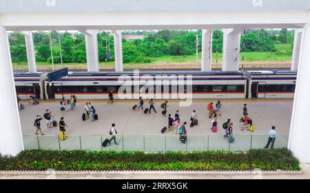 230822 -- PEKING, 22. August 2023 -- Passagiere der elektrischen Triebzüge Lane Xang EMU kommen in Vientiane, Laos, am 31. Juli 2022 an. UM MIT China Fokus ZU GEHEN: Eine Straße des Wohlstands -- China-Laos Eisenbahn fördert gemeinsame Entwicklung Foto von /Xinhua CHINA-LAOS-CHINA-LAOS EISENBAHN-ENTWICKLUNG CN YangxYongquan PUBLICATIONxNOTxINxCHN Stockfoto