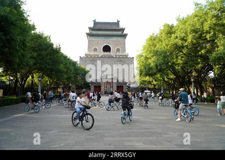 230822 -- PEKING, 22. August 2023 -- Studenten eines Radkurses, der von der Peking University Summer School International 2023 angeboten wird, fahren am Glockenturm in Peking, Hauptstadt von China, 14. Juli 2023. ZU GEHEN MIT quer durch China: INT l Studenten erkunden die Schönheit des alten Peking durch Radfahren CHINA-BEIJING-INT L STUDENTEN-RADFAHREN CN WeixMengjia PUBLICATIONxNOTxINxCHN Stockfoto