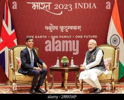 New Delhi, Indien. September 2023. Indiens Premierminister Narendra Modi (R) spricht mit dem britischen Amtskollegen Rishi Sunak. Während des G20-Gipfels der Staats- und Regierungschefs in Neu-Delhi, Indien. Am Samstag, den 9. September 2023. Foto: Presseinformationsbüro (PIB) / Credit: UPI/Alamy Live News Stockfoto