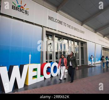 230822 -- JOHANNESBURG, 22. August 2023 -- Menschen gehen in der Nähe des Austragungsortes des 15. BRICS-Gipfels in Johannesburg, Südafrika, 20. August 2023. Der 15. BRICS-Gipfel soll von Dienstag bis Donnerstag in Südafrika stattfinden. SÜDAFRIKA-JOHANNESBURG-15. BRICS-GIPFEL-VERANSTALTUNGSORT ZHANGXYUDONG PUBLICATIONXNOTXINXCHN Stockfoto