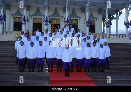 230822 -- PHNOM PENH, 22. August 2023 -- Kambodschas neuer Premierminister Hun Manet C, Front macht am 22. August 2023 ein Gruppenfoto mit seinen neu zugelassenen Kabinettsmitgliedern im Königspalast in Phnom Penh, Kambodscha. Hun Manet wurde am Dienstag als neuer kambodschanischer Premierminister für eine Amtszeit von fünf Jahren 2023-2028 vereidigt, nachdem er eine Vertrauensabstimmung im parlament gewonnen hatte. MIT Roundup: Hun Manet vereidigt als KAMBODSCHAS neuer Premierminister KAMBODSCHA-PHNOM PENH-PM-HUN MANET-SWEARING-IN ZEREMONIE WuxChangwei PUBLICATIONxNOTxINxCHN Stockfoto