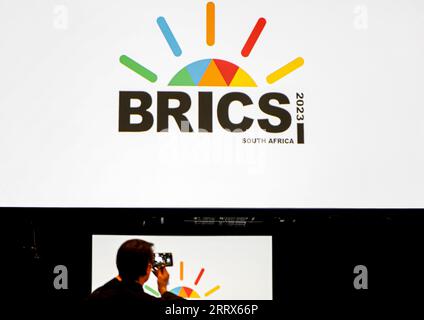 230822 -- JOHANNESBURG, 22. August 2023 -- Ein Mann macht Fotos im Medienzentrum des 15. BRICS-Gipfels in Johannesburg, Südafrika, 21. August 2023. Der 15. BRICS-Gipfel soll von Dienstag bis Donnerstag in Südafrika stattfinden. SÜDAFRIKA-JOHANNESBURG-15. BRICS-GIPFELTREFFEN LIXYAHUI PUBLICATIONXNOTXINXCHN Stockfoto
