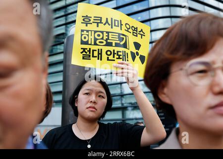 230823 -- SEOUL, 23. August 2023 -- Menschen versammeln sich, um gegen Japans Entscheidung zu protestieren, nuklear kontaminiertes Abwasser in der Nähe der japanischen Botschaft in Seoul, Südkorea, am 22. August 2023 freizugeben. Trotz der Bedenken der Öffentlichkeit und des heftigen Widerstands aus dem in- und Ausland sagte die japanische Regierung am Dienstag, dass sie beschlossen habe, am Donnerstag mit der Freisetzung von nuklear kontaminiertem Abwasser aus dem kaputten Kernkraftwerk Fukushima Daiichi in den Ozean zu beginnen. SÜDKOREA-SEOUL-PROTEST-JAPAN S NUKLEARE ABWASSEREINLEITUNG WANGXYILIANG PUBLICATIONXNOTXINXCHN Stockfoto